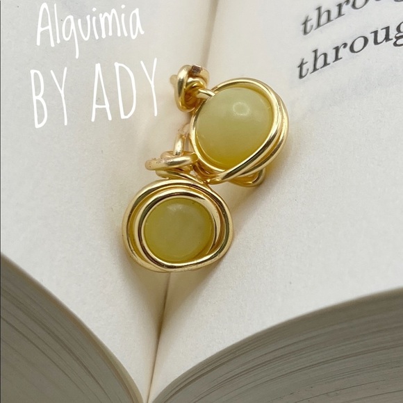 Dainty gold yellow jade studs statement gem earrings - Picture 2 of 5